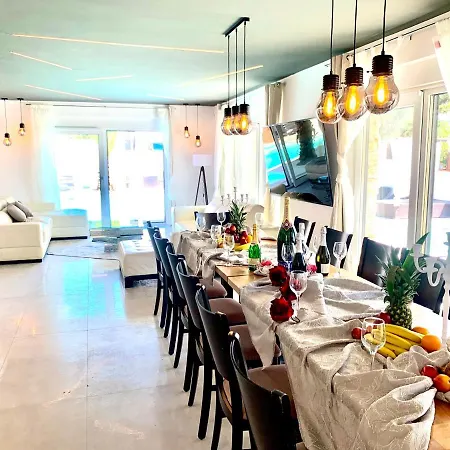 Attractive With 2 Pools For 24 Guests * Medulin