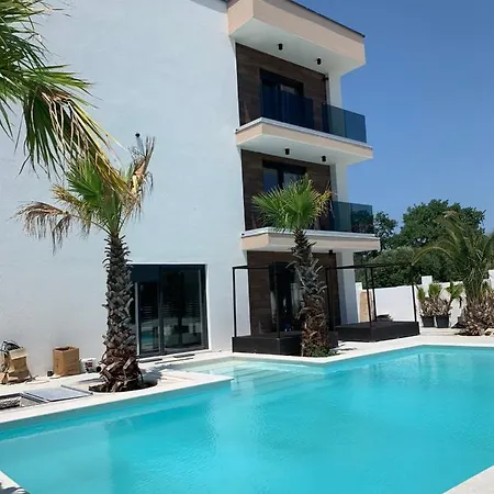 Attractive With 2 Pools For 24 Guests ヴィラ メドゥリン