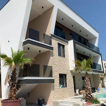 Attractive With 2 Pools For 24 Guests *