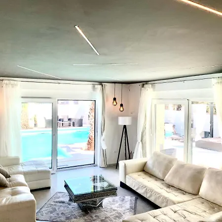 Attractive With 2 Pools For 24 Guests * メドゥリン